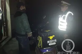发生了什么？外卖小哥居然骑着车在高速上狂奔……图片