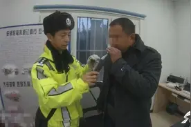 下高速时接打电话引民警注意 男子酒后驾驶被查图片