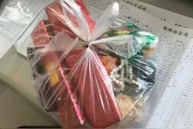 郑州七旬老人黄金玉器落车内，被人捡到送回家才发觉图片