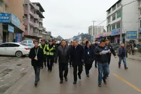 「创建动态」清理整顿二手车交易市场 强制搬迁统一行动图片