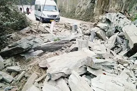 惊险 见前方山石滑落司机急刹救下16人图片