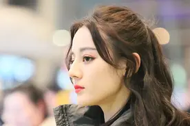 胖迪！热巴小跑赶飞机获粉丝送礼 红唇美艳秀逆天侧颜图片