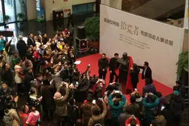 “拾荒老人”韦思浩的铜像永久落座杭州图书馆图片