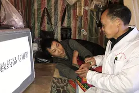 一位大巴山农民和他的专属医疗团队图片