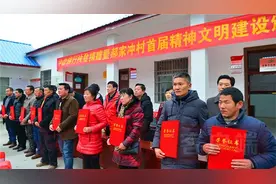 双目失明的贫困户 为何全村一致通过他为“励志之星”图片