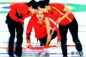 冰雪运动百科⑬｜冰壶：手持毛刷在冰壶滑行的前方快速左右擦刷冰面图片