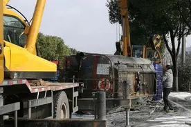 惊险！行驶中的油罐车脱落后轮侧翻 满车柴油倾覆路面图片