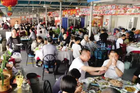 北塘渔港码头海鲜大排档座无虚席(图)图片