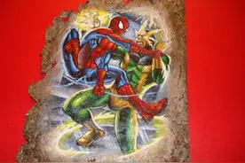 真正的“蜘蛛”侠！旅美艺术家蜘蛛网上绘制蜘蛛侠图片