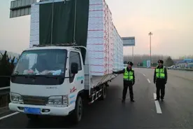 小货车拉着一座“泡沫山”跑高速 交警及时查处责令卸车转运图片