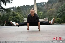 饭店老板自学7年 练成“一指禅”功夫图片
