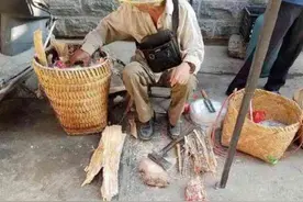 农村大爷赶集卖宝贝，一天没人买，50年前家家必备图片