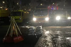 初雪中上海高速、主干道无结冰现象，部分积雪立交路段已撒盐图片