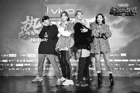 在《热血街舞团》中相爱相杀 王嘉尔：陈伟霆是我学生时代偶像图片