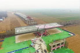 万吨大桥空中转体近90度！安阳高速跨铁路桥演绎“空中体操”图片