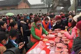 内江圣水寺腊八奉粥1万份 80岁老人排队领粥：图个吉利图片