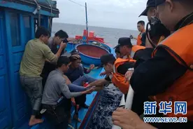 中国成功救助一名在西沙海域突发重病越籍渔民图片