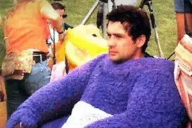 紫色“天线宝宝”英国街头冻死，同伴发文缅怀图片