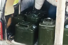 暗访！面包车里变身“加油站”，95 汽油只要五块三？涉事者知法犯法被拘留！图片