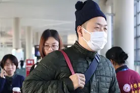 时尚泥石流！杜海涛背名牌编织袋挺肚腩似遛弯大爷图片