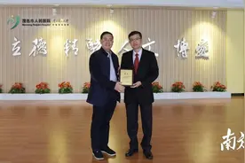 我国著名肺移植专家受聘茂名市人民医院图片