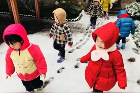 雪天快乐！红缨幼儿园的孩子们今天可都忙着玩雪呢！图片