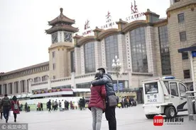 高校陆续放假 学生情侣车站拥抱不舍分离图片