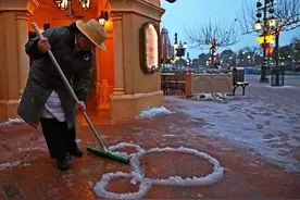 雪中迪士尼你见过吗？唐老鸭换白装，还有“无处不在”的雪白米奇图片