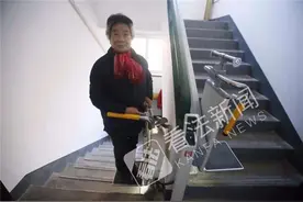 “爬楼神器”解决老人“最后半层楼”难题图片