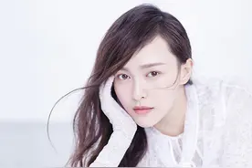 唐嫣杂志封面浪漫来袭 轻柔致美释放纯净魅力图片