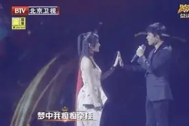 谢娜晒与张杰同台飙歌视频 自侃是“王者带青铜”图片