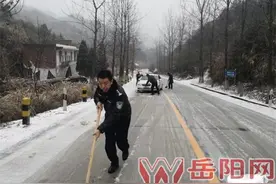 平江公安全员全时迎战冰冻雨雪天气图片