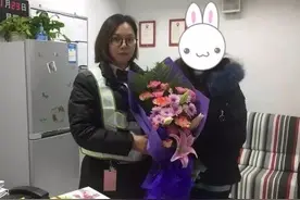 一束捧花 一份情谊「地铁正能量」女乘客腹痛难忍 孔站长及时救助图片