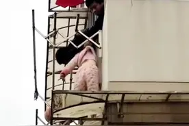 杭州倒挂金钩救小女孩的英雄获见义勇为奖图片