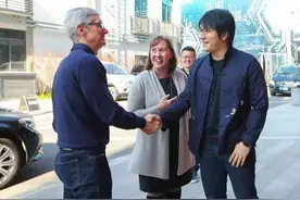 库克现身英雄互娱 说要为电竞选手拿着荧光棒助威图片