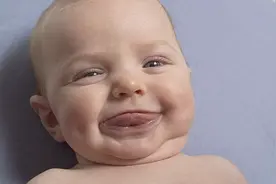 孩子喜欢伸舌头，婆婆认为是爱玩，医生却说要小心病从口入