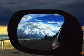 驾校女学员科目三考场淡定PK13米大挂车！挂车竟然完败图片