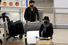 娘娘出巡！孙俪发现镜头忙闪人 邓超身后拎行李殿后图片