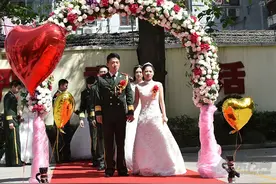 黄浦消防官兵举行集体婚礼警营拍摄制服婚纱照图片