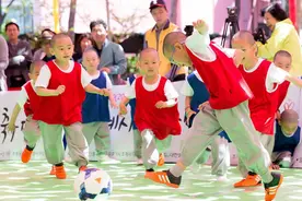韩国寺院举行童子僧足球赛 欢庆儿童节图片