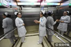 双胞胎姐妹同时当护士，患者戴眼镜也分辨不出！图片