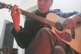 40岁开始学吉他，指弹独奏《铁血丹心》，太好听了！视频封面