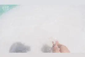 原始未开发盐湖的湖水到底能不能喝？一游客亲口喝下后苦不堪言！