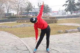 每天坚持原地双手平举，左右扭腰，轻松瘦大肚腩，美体运动