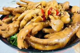 电饭煲焖鸡爪做法原来这么简单，两分钟就能学会，简直太好吃了视频封面