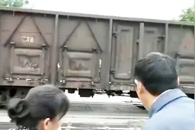 广西柳州一男子翻越铁道护栏 遭火车冲撞身亡视频封面