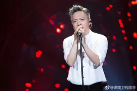 他上《歌手》“无人识”，曾唱火三里屯酒吧，为谭维维制作专辑图片