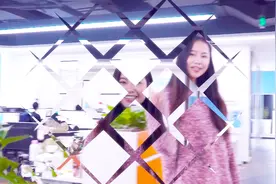 美女白领模仿蔡国庆，为你送上365个祝福视频封面