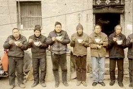 今天的团聚将成为兄弟七人最后的一次，母亲走了，家也散了！视频封面