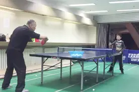 老师傅教小学生打乒乓球，小学生学得很认真视频封面